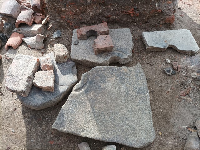 To są pozostałości hypocaustum, czyli pieca średniowiecznego centralnego ogrzewania. Jak się okazało, piec ten został uszkodzony podczas powodzi w XV stuleciu. Nieczynny piec został rozebrany, a jego ceglane i kamienne elementy wykorzystane w sąsiednim budynku. Takich rzeczy można się dowiedzieć prowadząc badania archeologiczne.