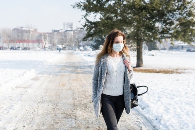 Ludzie w maseczkach na twarzy to coraz częstszy widok na ulicach Opola. Zwłaszcza w tych dniach, gdy media alarmują o przekroczonych normach stężeń groźnych pyłów.