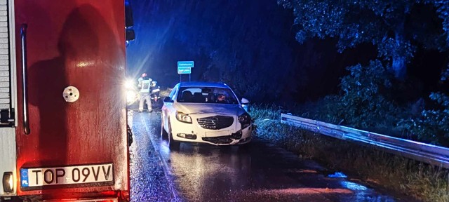 Dwa pojazdy wjechały w powalone drzewo na drodze krajowej w Kobylanach.