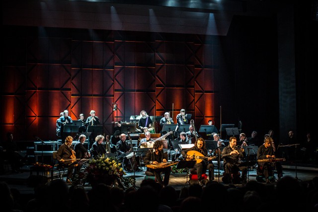 Trzy zespoły Jordiego Savalla podczas koncertu "Wojna i pokój" w Teatrze Wielkim
