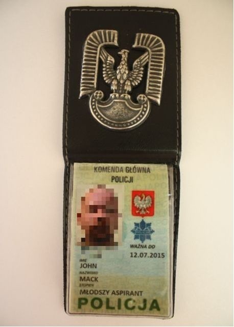 Fałszywa legitymacja policyjna ze zdjęciem 23-letniego krakowianina.
