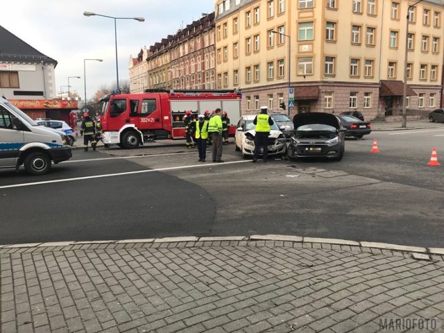 Dwa auta zderzyły się na skrzyżowaniu Ozimskiej i Katowickiej w Opolu.