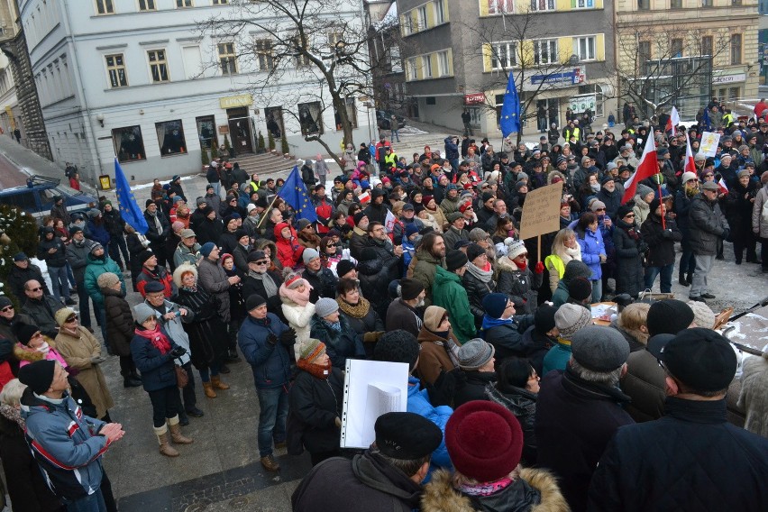 Manifestacja KOD w Bielsku-Białej. Mróz, demokracja, narodowcy i... poseł Pięta [ZDJĘCIA]