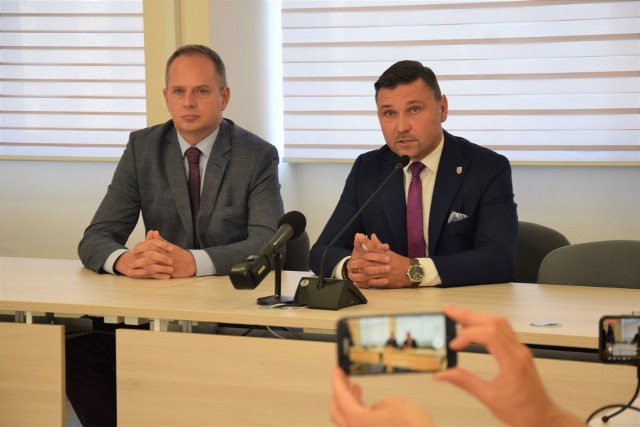 Podczas konferencji przewodniczący rady miejskiej Grzegorz Cholewczyński (od lewej) i burmistrz Mariusz Olejniczak mówili o powodach odwołania Zbigniewa Sawickiego, prezesa SOSiR-u