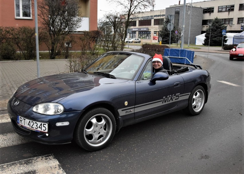 Mikołaje w kultowych autach zajechali 6 grudnia przed Dom...