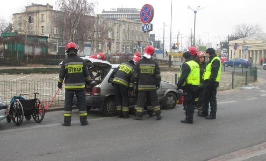 Poznań: Płonął samochód z bezdomnym mężczyzną w środku