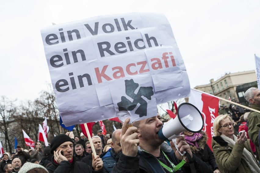 Kontrowersje wokół manifestacji KOD: Tomasz Lis, Jan Tomasz Gross i dzieci z transparentami