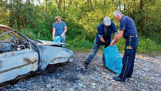 Wśród śmieci uprzątniętych w Kętach znajdował się spalony samochód. Były także stare meble, materiały budowlane i staniki