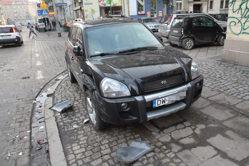 Wypadek na Nowowiejskiej. Nissan uderzył w smarta, bo obok jechał tramwaj [ZDJĘCIA]