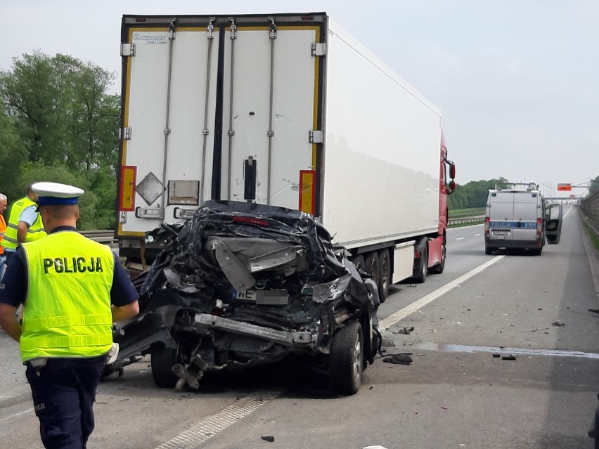 Opel zmiażdżony przez ciężarówki. Autostrada pod Wrocławiem zablokowana przez wiele godzin