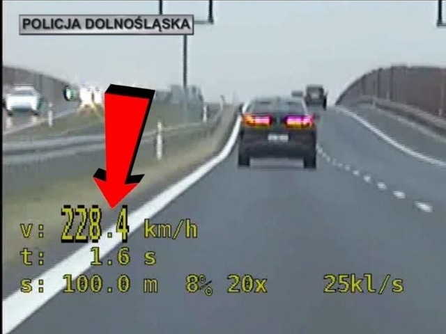 Policyjne kamery namierzyły kierowcę, który w długi listopadowy weekend jechał na drodze S5 ponad 108 km/h szybciej niż zezwalają na to przepisy.