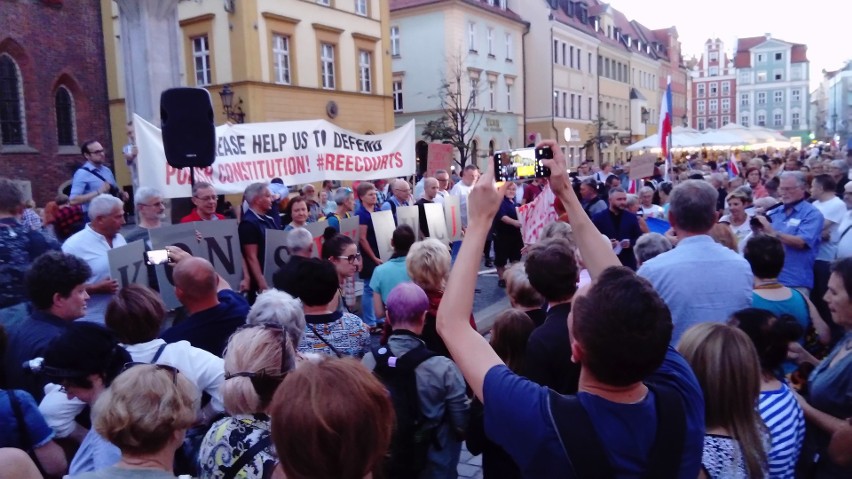 Tak wrocławianie protestowali w obronie sądu [ZDJĘCIA]