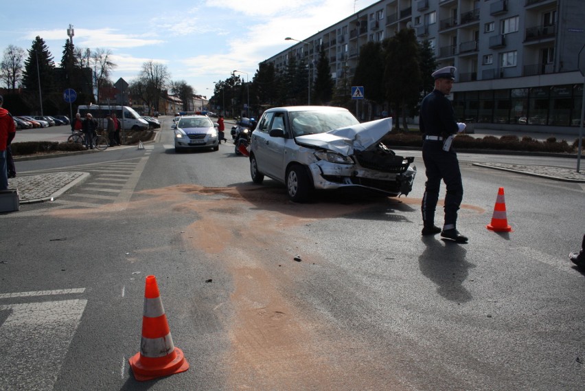 Wypadek pod OCK w Oświęcimiu. Na skrzyżowaniu zderzyły się renault i skoda. Jedna osoba trafiła do szpitala