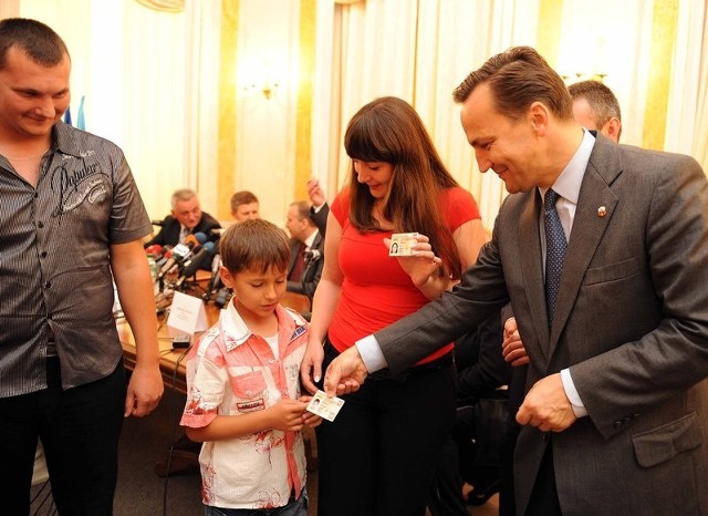 Minister Radosław Sikorski wręczył Ukraińcom pierwsze karty MRG.