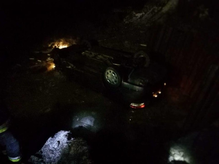 Kierowca i pasażer samochodu osobowego w wadowickim szpitalu, po nocnym dachowaniu w potoku w Brodach