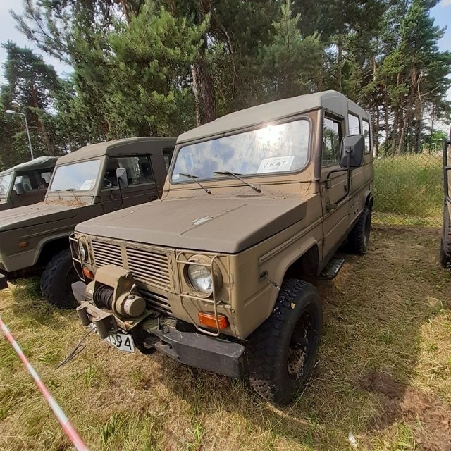 Agencja Mienia Wojskowego wystawiła na przetarg wiele ciekawych, użytkowanych przez wojsko oraz policję pojazdów oraz sprzętów. To ostatnia szansa.Do AMW zgłosiło się wiele osób zainteresowanych kupnem przedmiotów przez nich wystawionych. Zyski ze sprzedaży Agencja przekaże na Fundusz Modernizacji Sił Zbrojnych.Perełką przetargu jest łódź motorowa harpun 550 razem z przyczepą, która była użytkowana przez policję.  Warunkiem przystąpienia do licytacji jest kwota minimalna 20 tys. złotych. Z kolei krakowski oddział AMW oferuje silniki zaburtowe DE-45DS w cenie wywoławczej 1,2 tys. zł oraz marki Mercury za 200 zł mniej. Innym cennym przedmiotem jest koparko-ładowarka  K-162. Cena wywoławcza rozpoczyna się od 17 tysięcy złotych.Które oferty są najkorzystniejsze?Sprawdź, co zostało wystawione na najbliższy przetarg AMWZobacz kolejne zdjęcia. Przesuwaj zdjęcia w prawo - naciśnij strzałkę lub przycisk NASTĘPNE