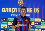 Robert Lewandowski odbierze dzisiaj koszulkę z numerem 9 Memphisowi Depayowi podczas oficjalnej prezentacji w Barcelonie na Camp Nou