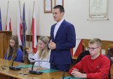 Młodzieżowa Rada Miasta znów działa w Chełmnie! Uczniowie z Chełmna i Grubna właśnie odebrali powołania. Zdjęcia