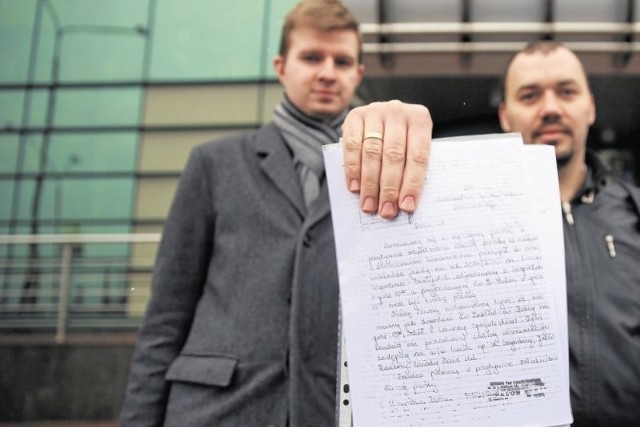 W imieniu mieszkańców Szepietowa petycję złożyli członkowie stowarzyszenia "Kolejowe Podlasie" Tomasz Galicki (z lewej) i Rafał Maras