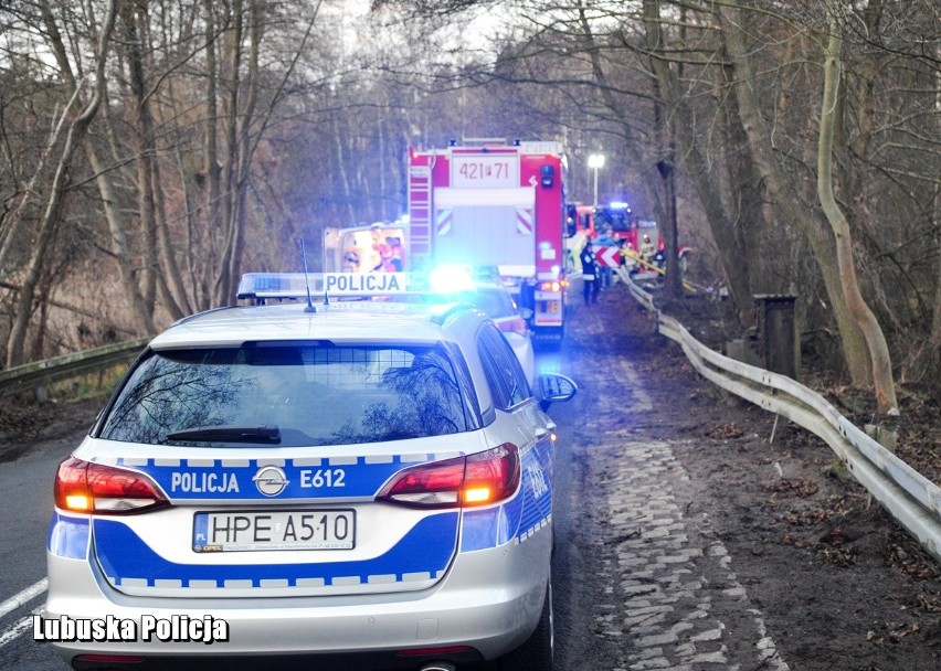 CIBÓRZ Tragedia w Ciborzu. Samochód wpadł do rozlewiska. Mimo starań medyków, policjantów i strażaków nikt nie przeżył... [ZDJĘCIA, WIDEO]