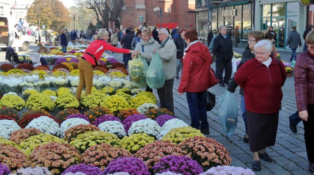 Rynek w Raciborzu przed dniem Wszystkich Świętych