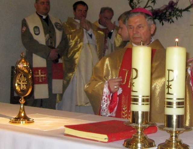 Biskup radomski Henryk Tomasik podczas mszy wprowadzającej relikwie w Węgrzynie. 