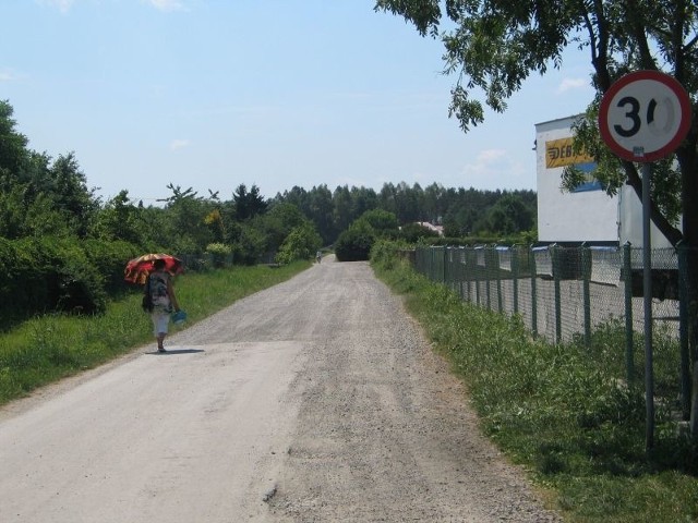 Właściciele działek graniczących z ulicą Gruntową w Tarnobrzegu przekonują, że z powodu drogowego pyłu ich plony nie nadają się do spożycia, a oni sami nie mogą swobodnie korzystać z uroków działki.