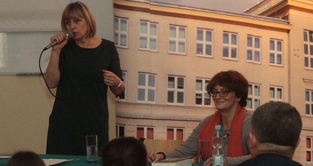 Doktor Anna Machcewicz (z lewej) mówiła o książce „Bunt. Strajki w Trójmieście. Sierpień 1980”. Obok Elżbieta Moczarska.