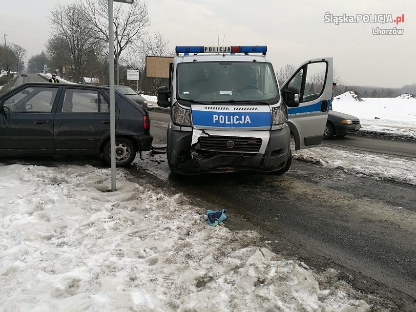 Policja Chorzów: kierowca staranował radiowóz