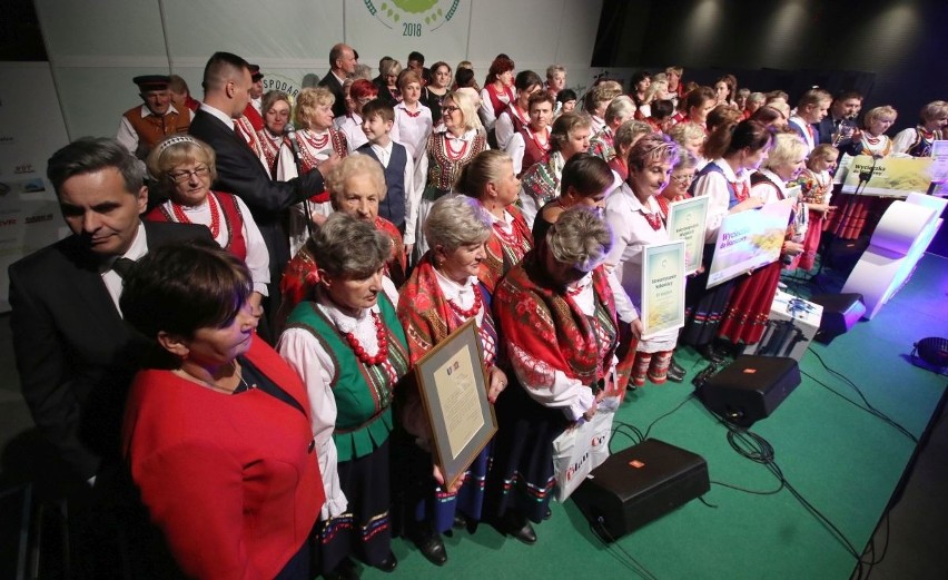 Laureaci z powiatu kieleckiego na gali Rolnik Roku 2018 w Kielcach. Tak odbierali laury i się bawili                                 