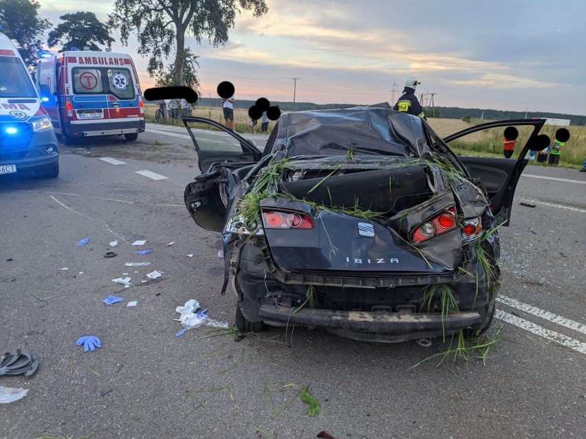 Knyszyn. Wypadek na DK 65. Seat uderzył w drzewo i wrócił na drogę (zdjęcia)