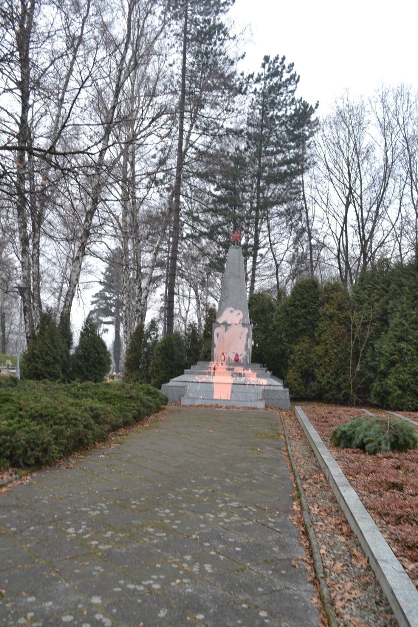 Zdewastowano pomnik żołnierzy radzieckich w Rybniku
