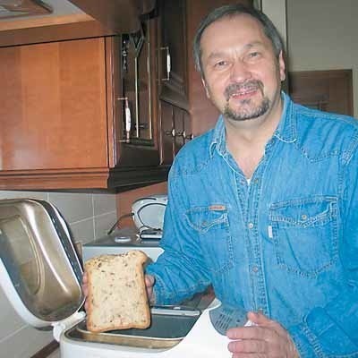 - Dzięki różnym dodatkom domowy chleb za każdym razem może smakować inaczej - mówi Andrzej Gabryelów