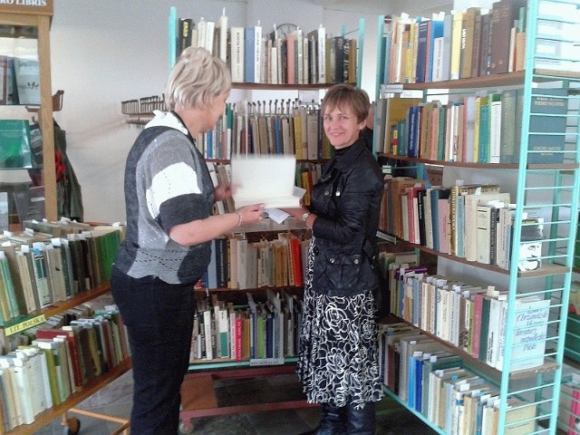 Bibliotekarka Małgorzata Jeżykowska (po lewej) pomaga Elżbiecie Wozowczyk-Leszko, w wyborze ciekawej książki