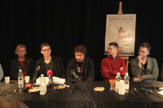 Twórcy opowiadali o spektaklu podczas konferencji, od lewej: Beata Wojciechowska, reżyser Dawid Żłobiński, Krzysztof Grabowski, Konrad Ligas i Łukasz Kurzydło z zespołu Tempero.