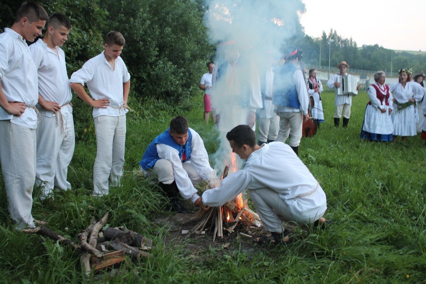 Wiły wianki i wrzucały je do falującej wody...