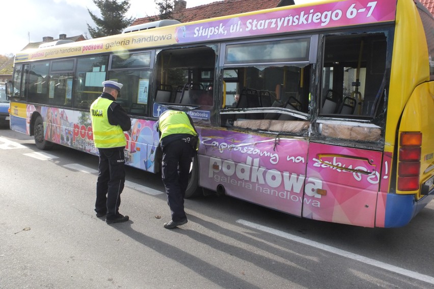 Zderzenie autobusu i ciężarówki w Kobylnicy [zdjęcia, wideo]