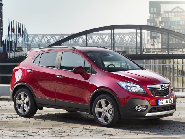 1. Opel MokkaCena od: 68 500 złNa polskim rynku Mokka jest obecna od niecałych dwóch lat, a w pierwszej połowie 2015 roku sprzedano 2373 sztuki tego modelu. W całym 2014 roku auto rozeszło się w niewiele większej liczbie 2647 egzemplarzy / Fot. Opel