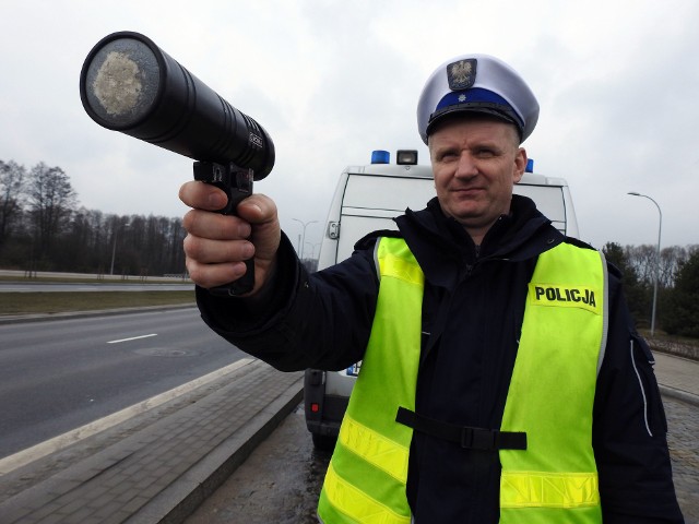 Najczęściej kontrolowane miasta w PolsceSpośród miejsc, w których odnotowano największą liczbę kontroli prędkości prym wiedzie Warszawa. Z 10 obszarów najczęstszych pomiarów prędkości województwa mazowieckiego wszystkie znajdują się właśnie w stolicy Polski. Tutaj odbywają się one regularnie głównie na drogach wyjazdowych lub dojazdowych do miasta. Mniej jest natomiast w samym centrum Warszawy. Miejscem, w którym zgłoszono największą liczbę kontroli w stolicy jest ul. Pułkowa, następnie Aleje Jerozolimskie w samym centrum miasta oraz ul. Bronisława Czecha na trasie w kierunku Mińska Mazowieckiego.FOT. JAROSLAW SOLOMACHA