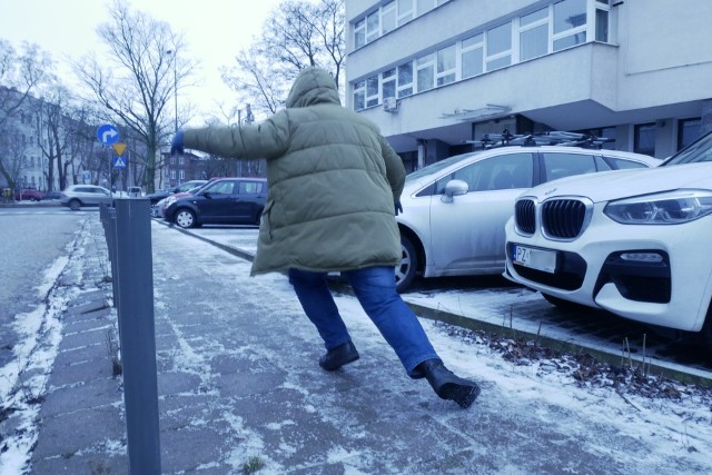 Marznące opady deszczu, które wystąpiły w czwartek, 11 stycznia doprowadziły do bardzo trudnych warunków na drogach i chodnikach.