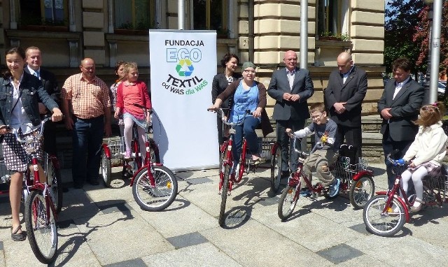 W poniedziałek pięcioro dzieci z Nowego Sącza otrzymało rehabilitacyjne pojazdy od Eco Textil. 