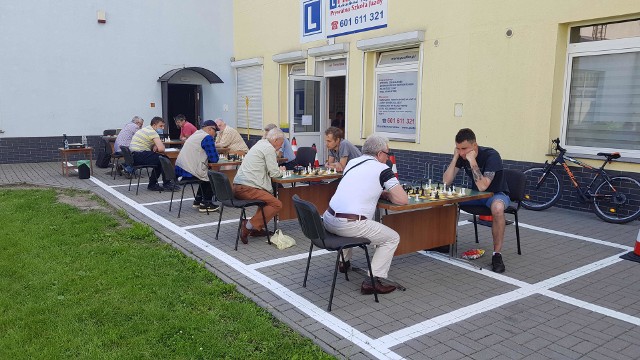 W Klubie "Kopernik" w Inowrocławiu trwa cykl wakacyjnych turniejów szachowych pod chmurką