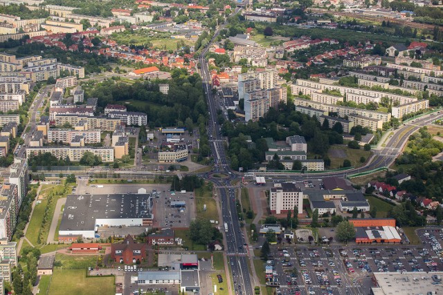 Zapraszamy do obejrzenia galerii zdjęć naszego fotoreportera Łukasza Capara. Słupsk z lotu ptaka sfotografowaliśmy podczas dnia otwartego Aeroklubu Słupskiego. Zobacz także: Dzień otwarty Aeroklubu Słupskiego