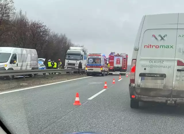 Wypadek na trasie Dk 94 w Dąbrowie Górniczej.Zobacz kolejne zdjęcia. Przesuwaj zdjęcia w prawo - naciśnij strzałkę lub przycisk NASTĘPNE