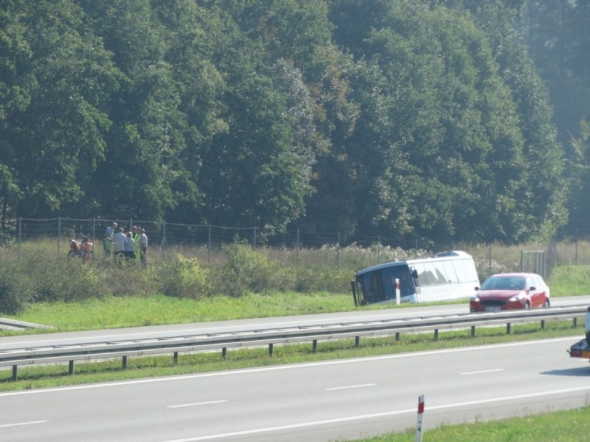 Wypadek na A2. Przewrócił się autokar z dziećmi. Wycieczka z...