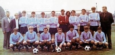 Początek lat 80., piłkarze Świtu Krzeszowice w tradycyjnych, biało-niebieskich barwach FOT. ARCHIWUM ŚWITU KRZESZOWICE