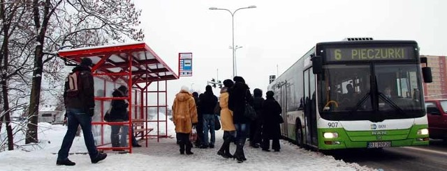 Na przystanku przy ulicy Mazowieckiej zatrzymują się autobusy linii jadących w kierunku ulicy Legionowej. Wcześniej przystanek był przed skrzyżowaniem. Tam zatrzymywały się zarówno autobusy jadący w kierunku ulicy Zwierzynieckiej, jak i Legionowej.