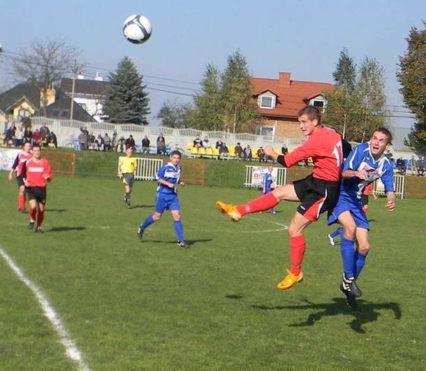 Graczy Zaczernia (czerwone koszulki) czeka trudny sprawdzian w Nowej Dębie.