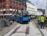 Koniec remontu torowiska Ruska/Kazimierza Wielkiego. Pierwszy tramwaj już tamtędy przejechał [ZDJĘCIA]