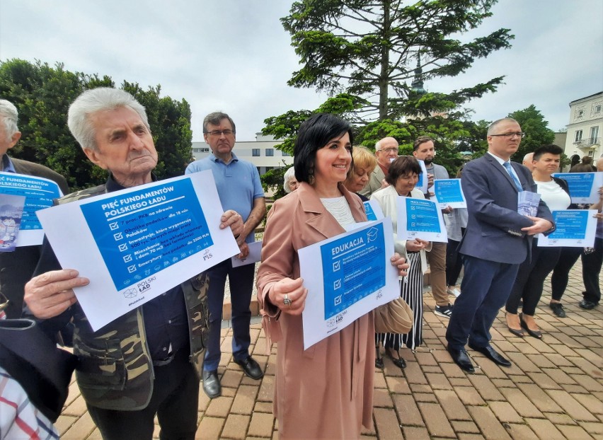 Wiceminister Rafał Weber z działaczami Prawa i Sprawiedliwości promował w Tarnobrzegu założenia Polskiego Ładu (ZDJĘCIA)